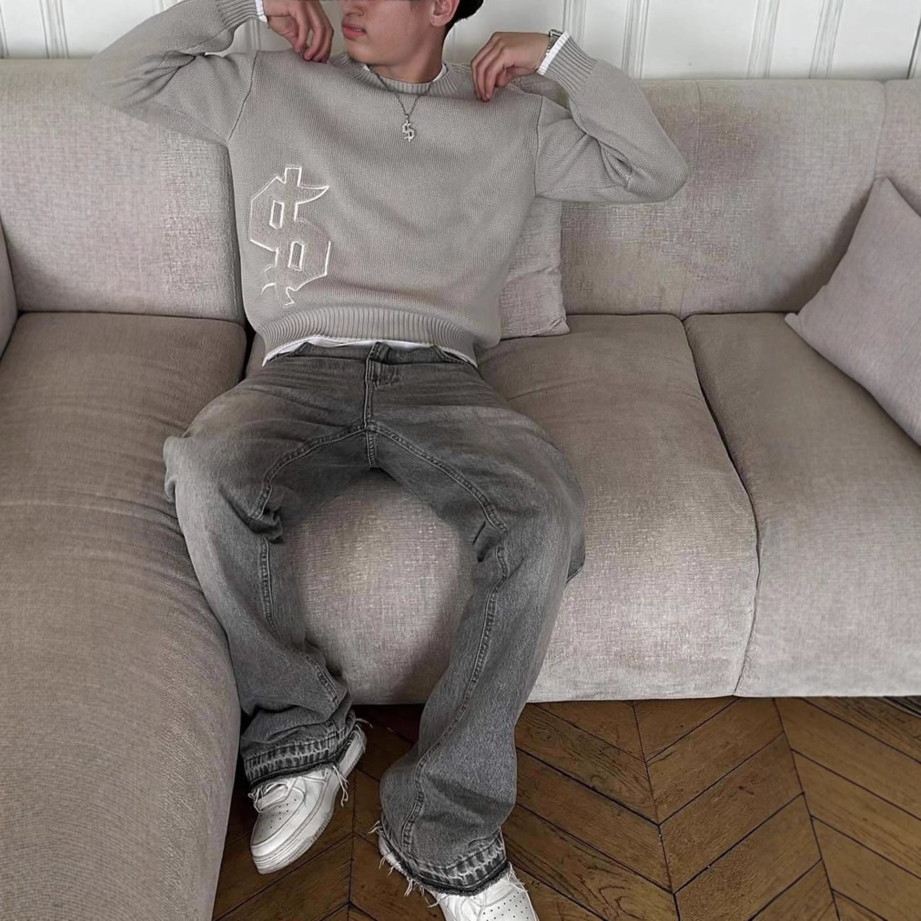 Grauer Strickpullover mit Dollarzeichen & 'Buy Happiness' Botschaft – Bequem & Stylisch