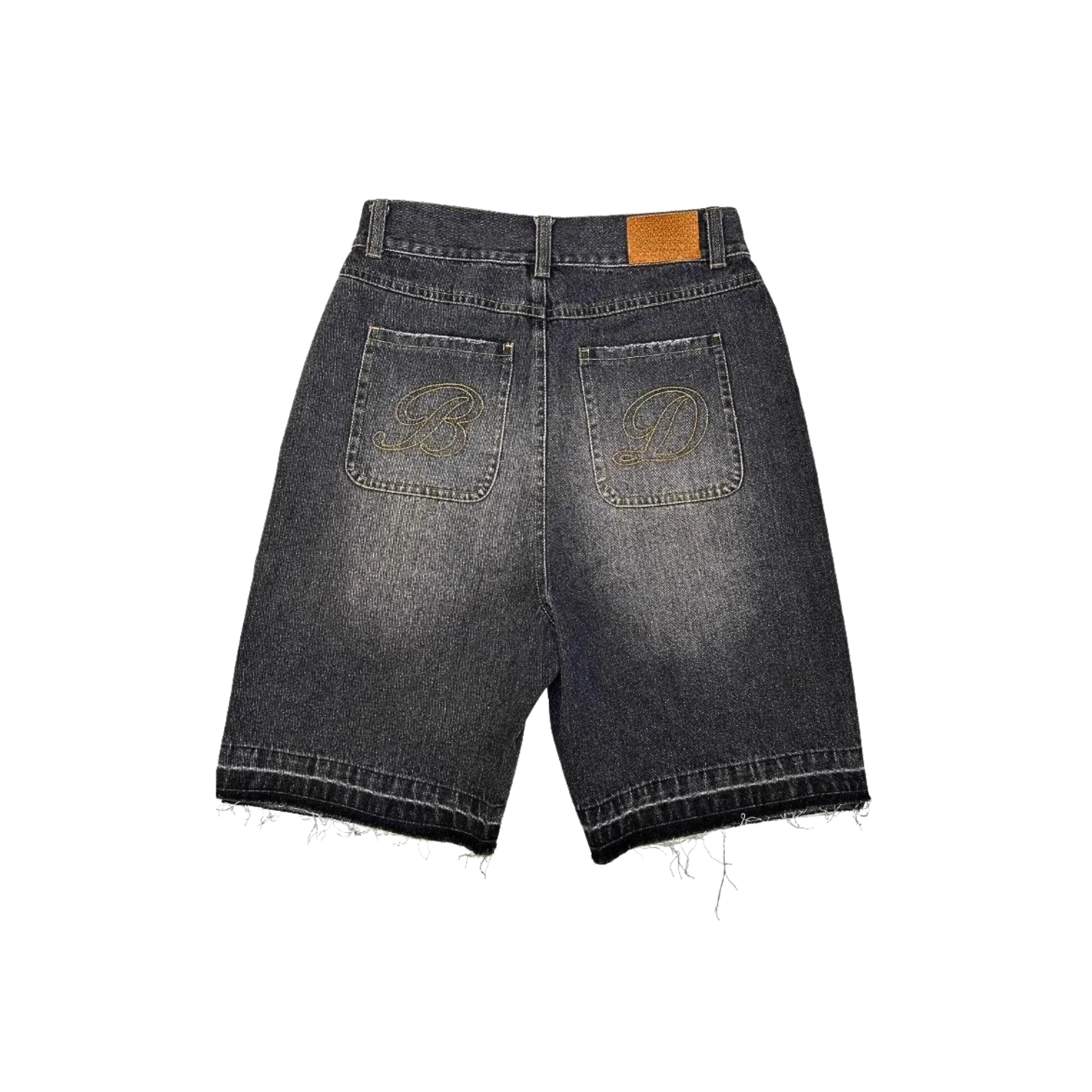 Trendige Washed Black Denim Shorts mit Raw-Cut Kanten & Statement-Schriftzug