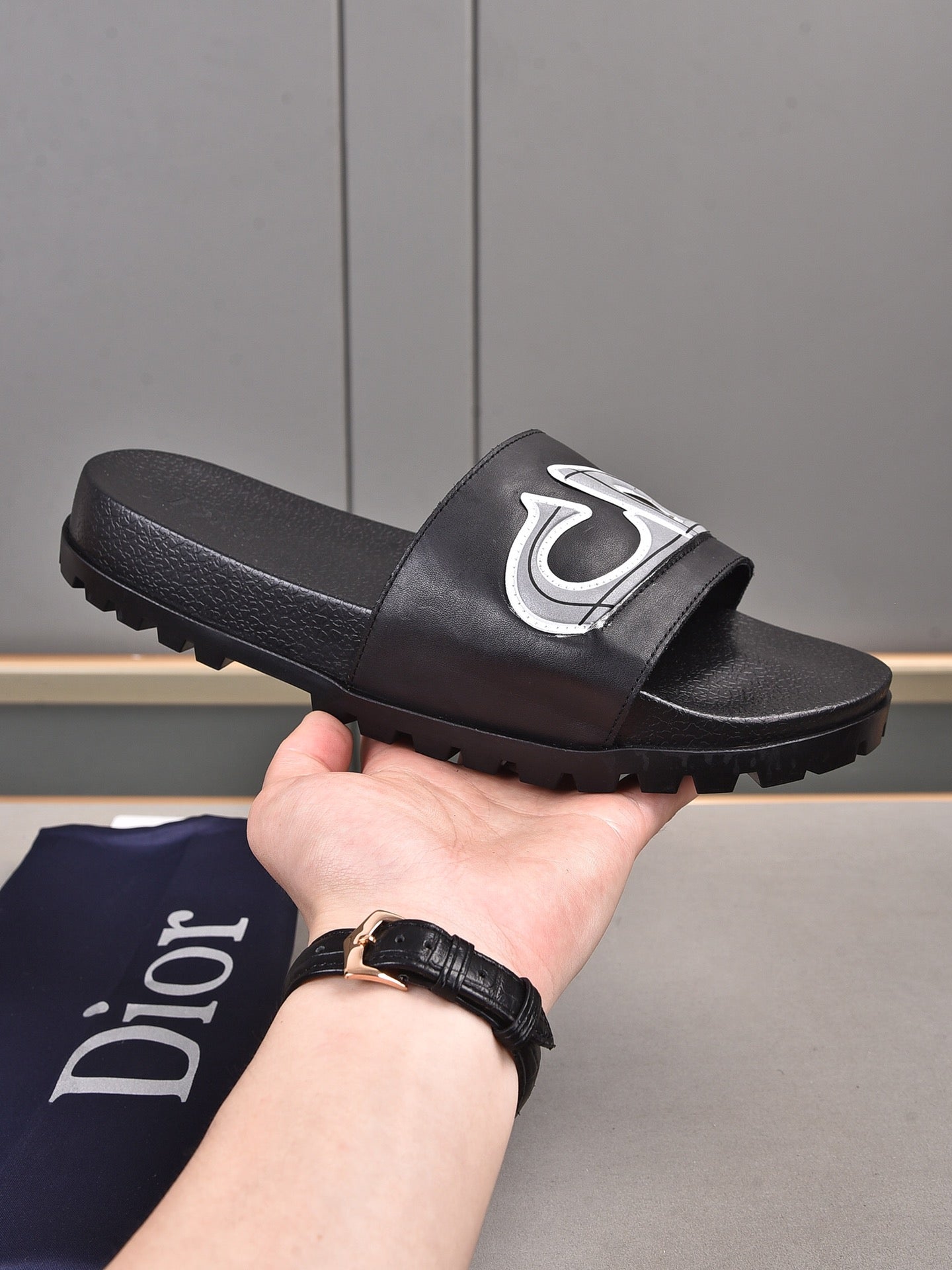 D Slipper