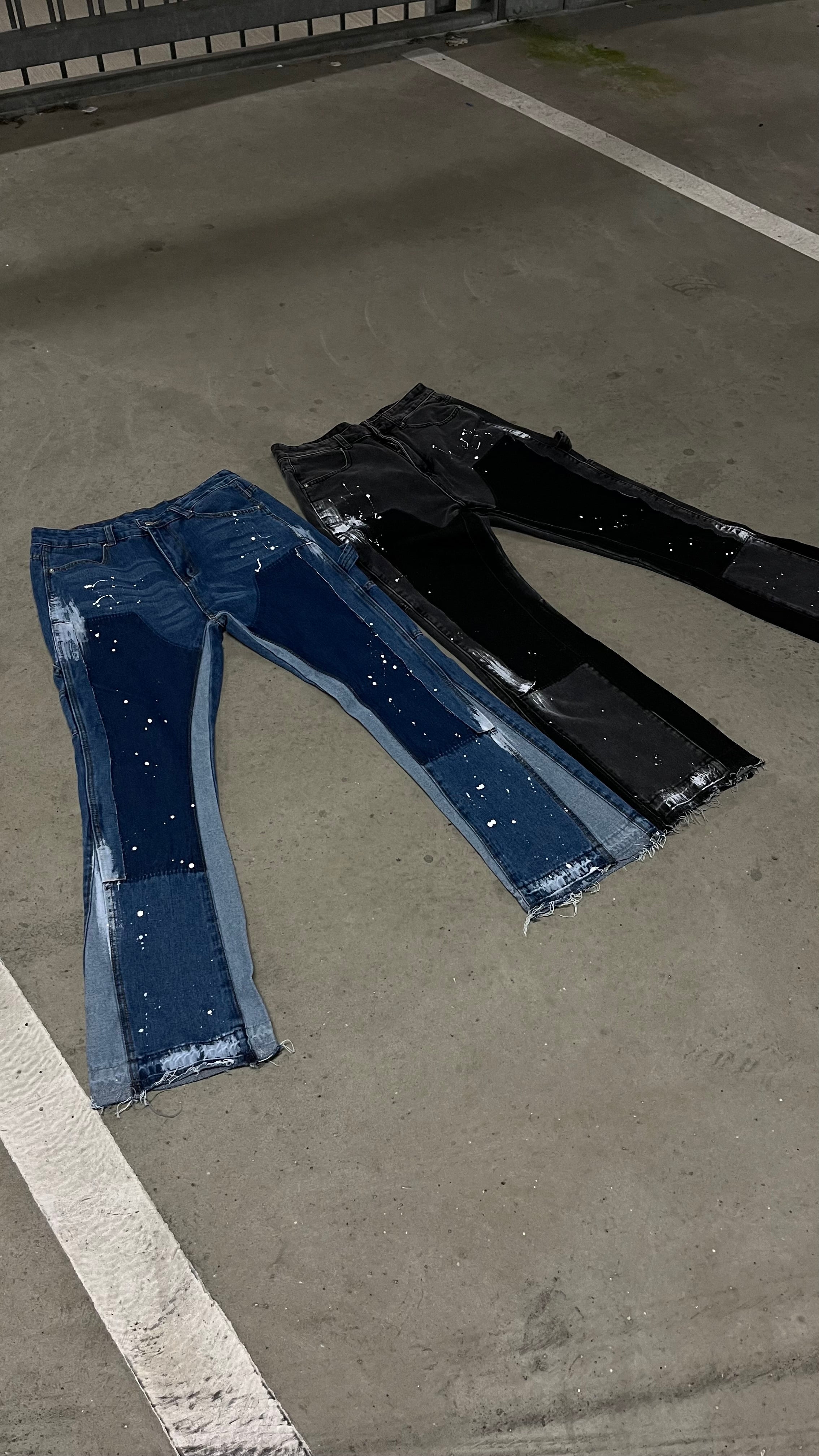 MOSTIN Flared Carpenter Jeans: Lockerer Schnitt, Baumwolle, Schwarz/Blau mit Farbspritzern
