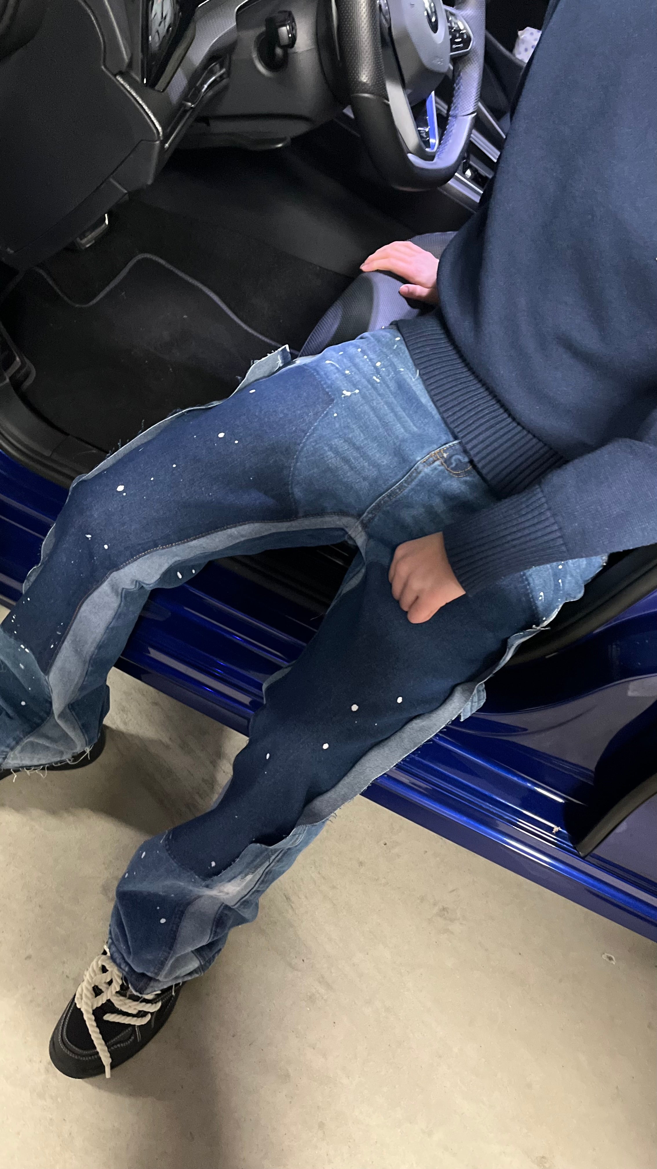 MOSTIN Flared Carpenter Jeans: Lockerer Schnitt, Baumwolle, Schwarz/Blau mit Farbspritzern