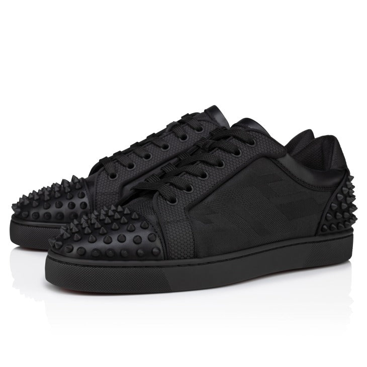 https://cdn.shopify.com/s/files/1/0914/8937/0495/files/1250208b026-1250208b026-main_image-ecommerce-christianlouboutin-seavaste2orlato-1250208_b026_j323_1_1200x1200_57a50c80-74cb-4461-be3a-05b3c3cf3efe.jpg?v=1745705034