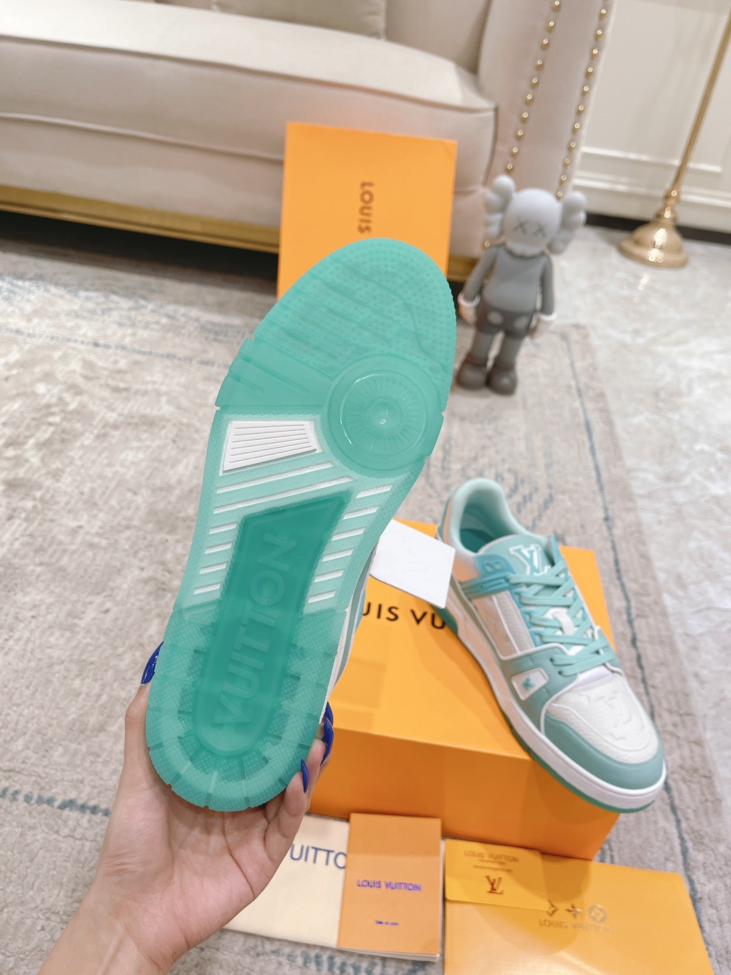 L Sneaker