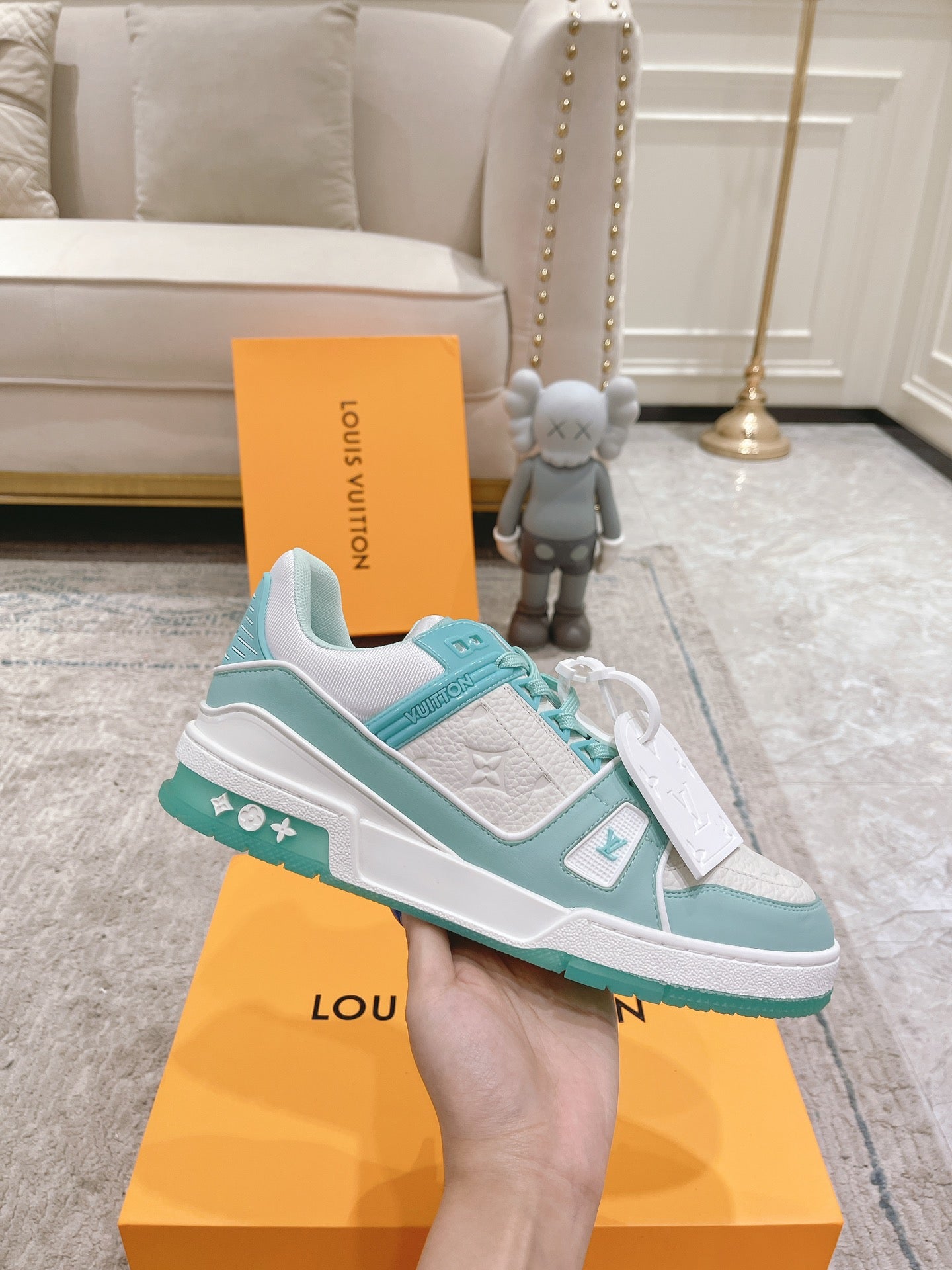 L Sneaker