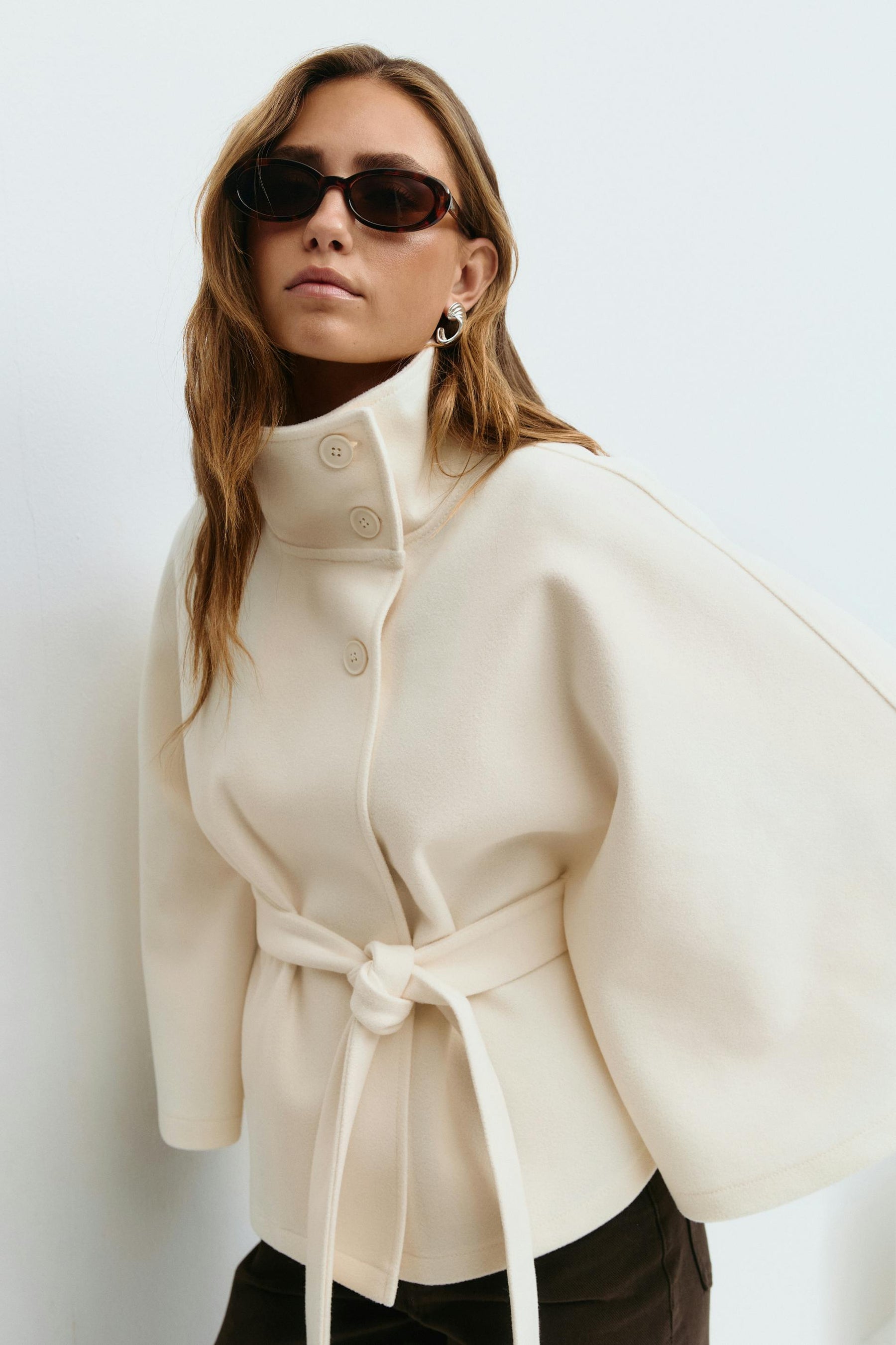Gina Tricot Belt Cape Jacket Eleganter Weißer Kurzmantel mit Gürtel