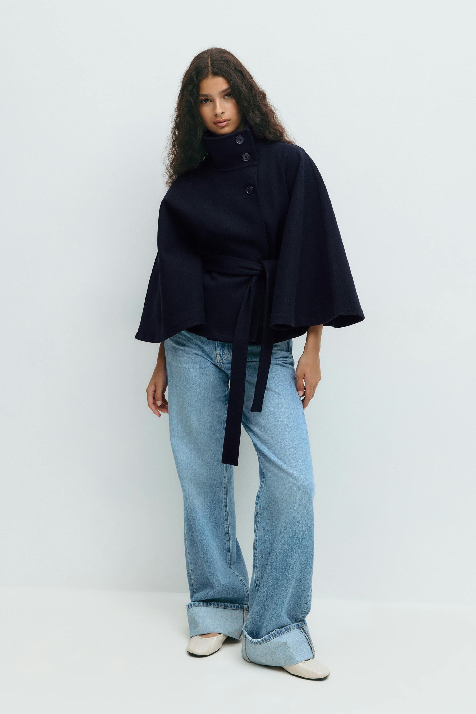 Stylische Cape-Jacke mit Bindegürtel und hohem Stehkragen