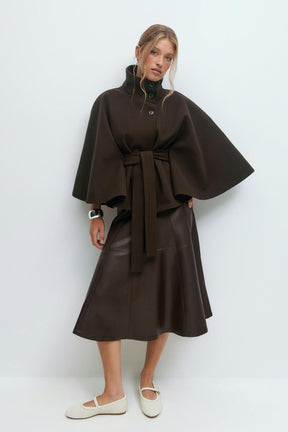 Eleganter brauner Cape-Mantel mit Bindegürtel und weiten Ärmeln