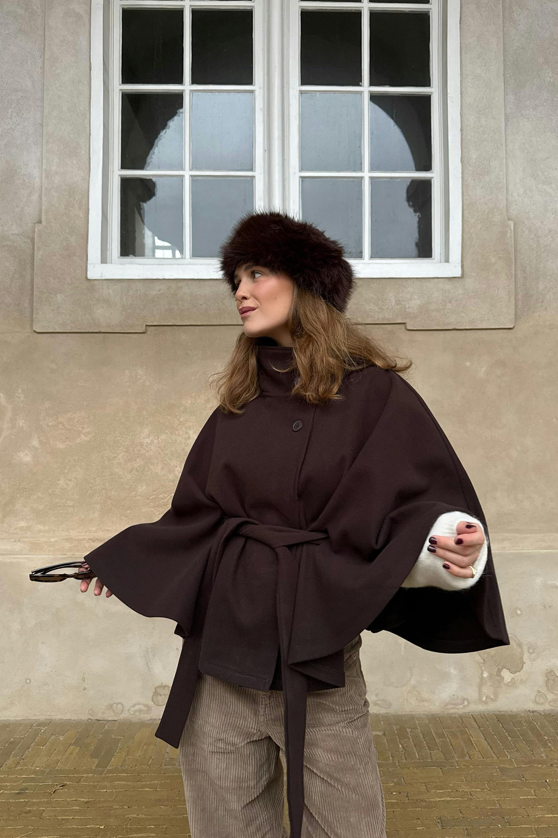 Eleganter brauner Cape-Mantel mit Bindegürtel und weiten Ärmeln