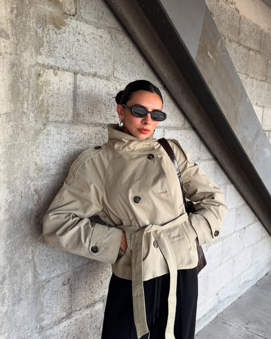 KLARV Kurzer Damen Trenchcoat mit Gürtel in Beige und Olivgrün