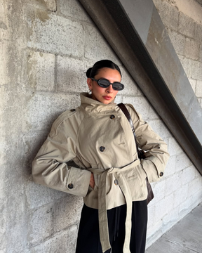 KLARV Kurzer Damen Trenchcoat mit Gürtel in Beige und Olivgrün