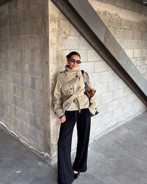 KLARV Kurzer Damen Trenchcoat mit Gürtel in Beige und Olivgrün