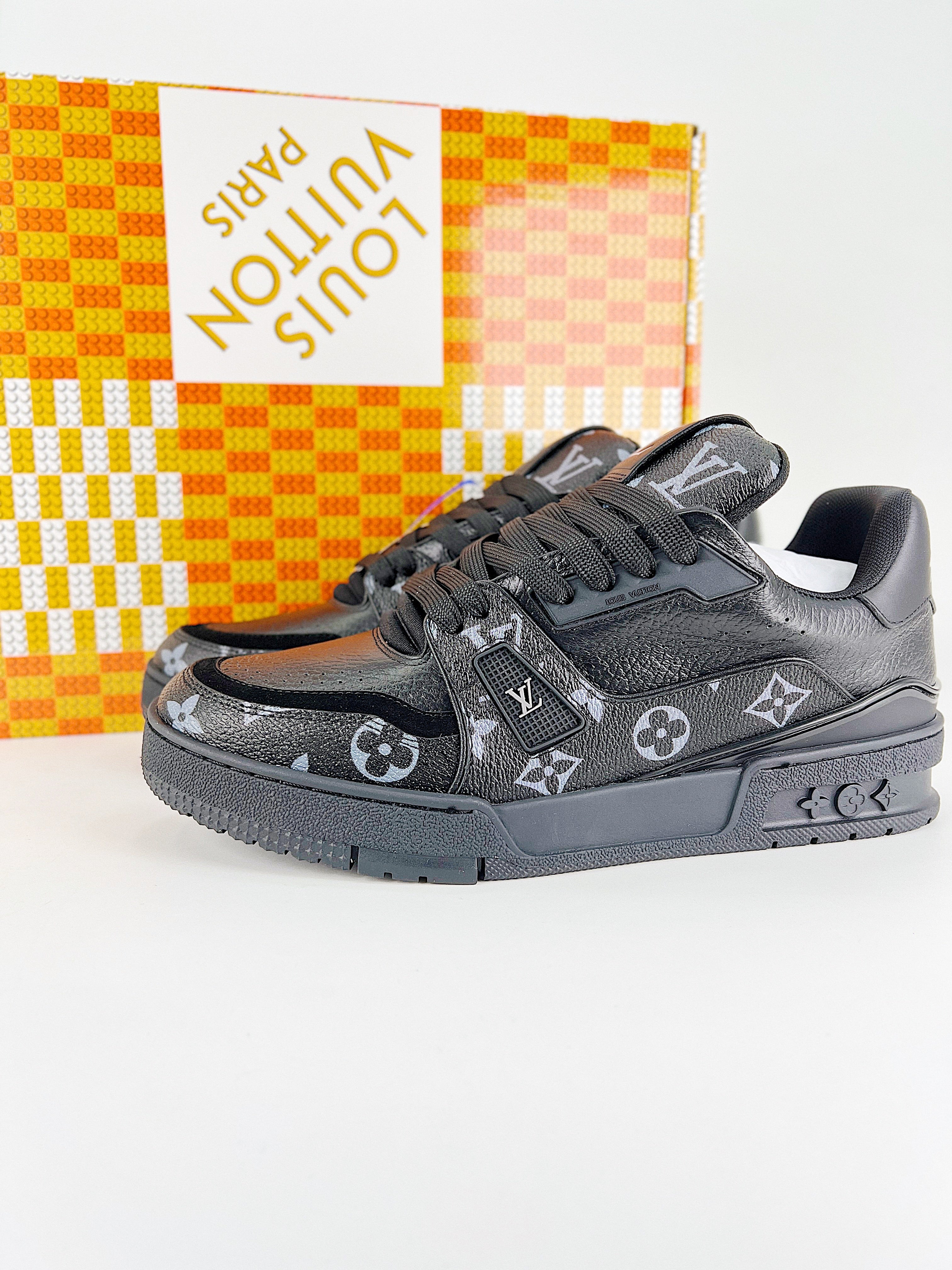 L Sneaker schwarz