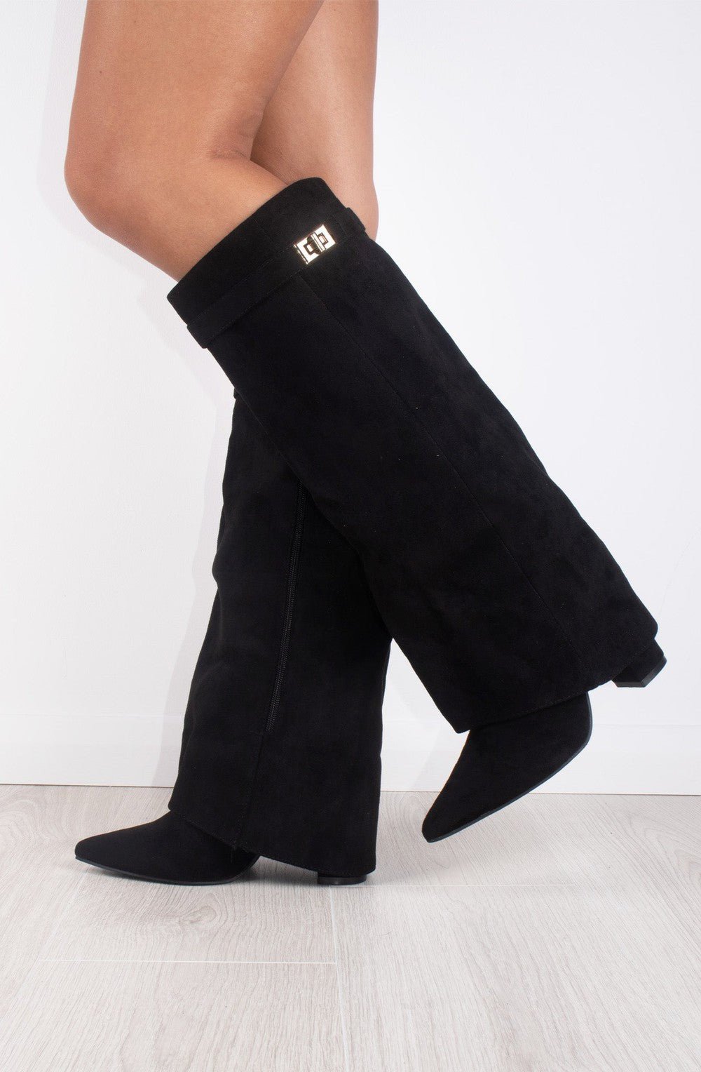 Elegante Kniehohe Veloursstiefel mit breitem Schaft, goldener Spange & Blockabsatz