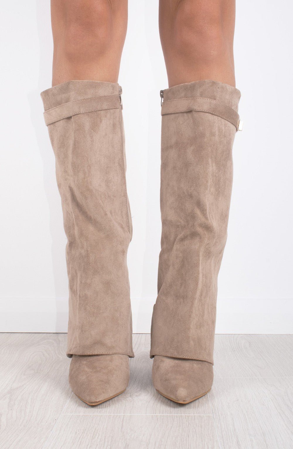 Elegante Kniehohe Veloursstiefel mit breitem Schaft, goldener Spange & Blockabsatz