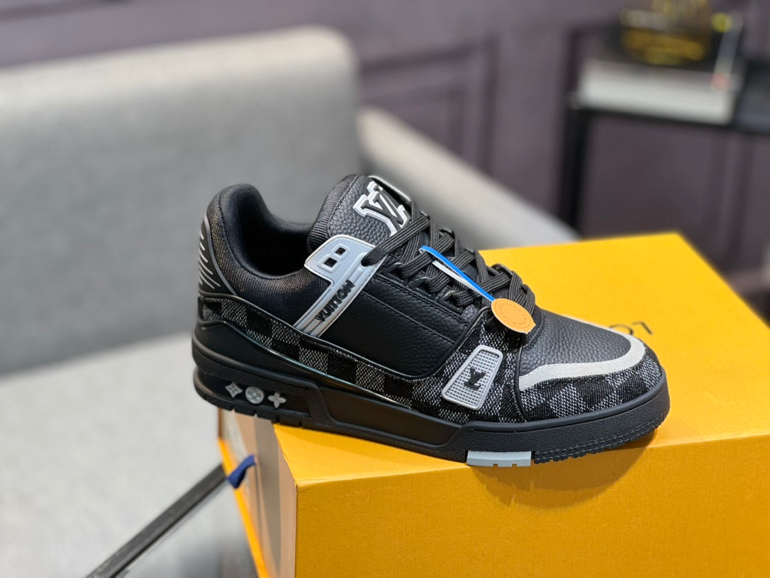 L Sneaker