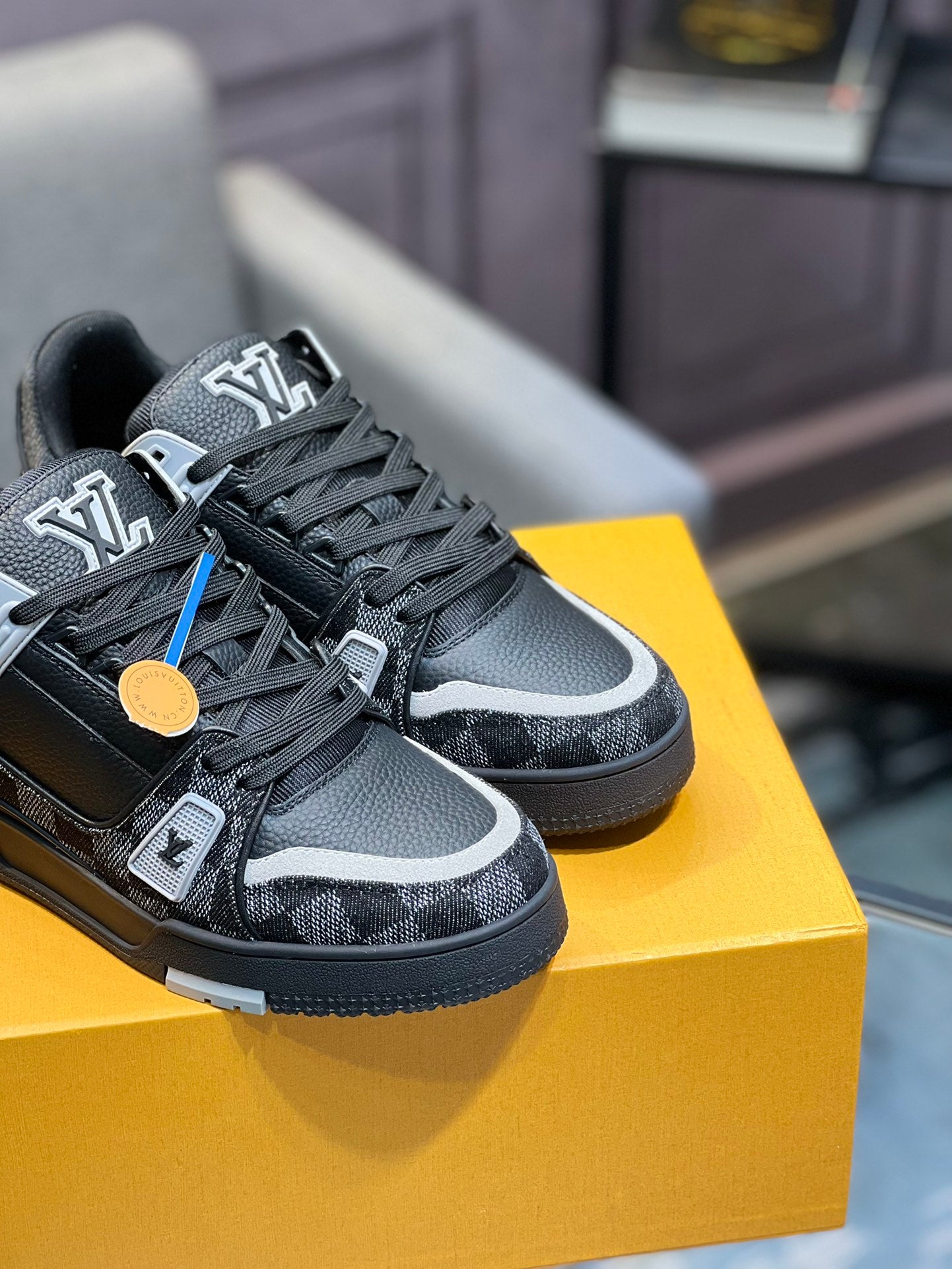 L Sneaker