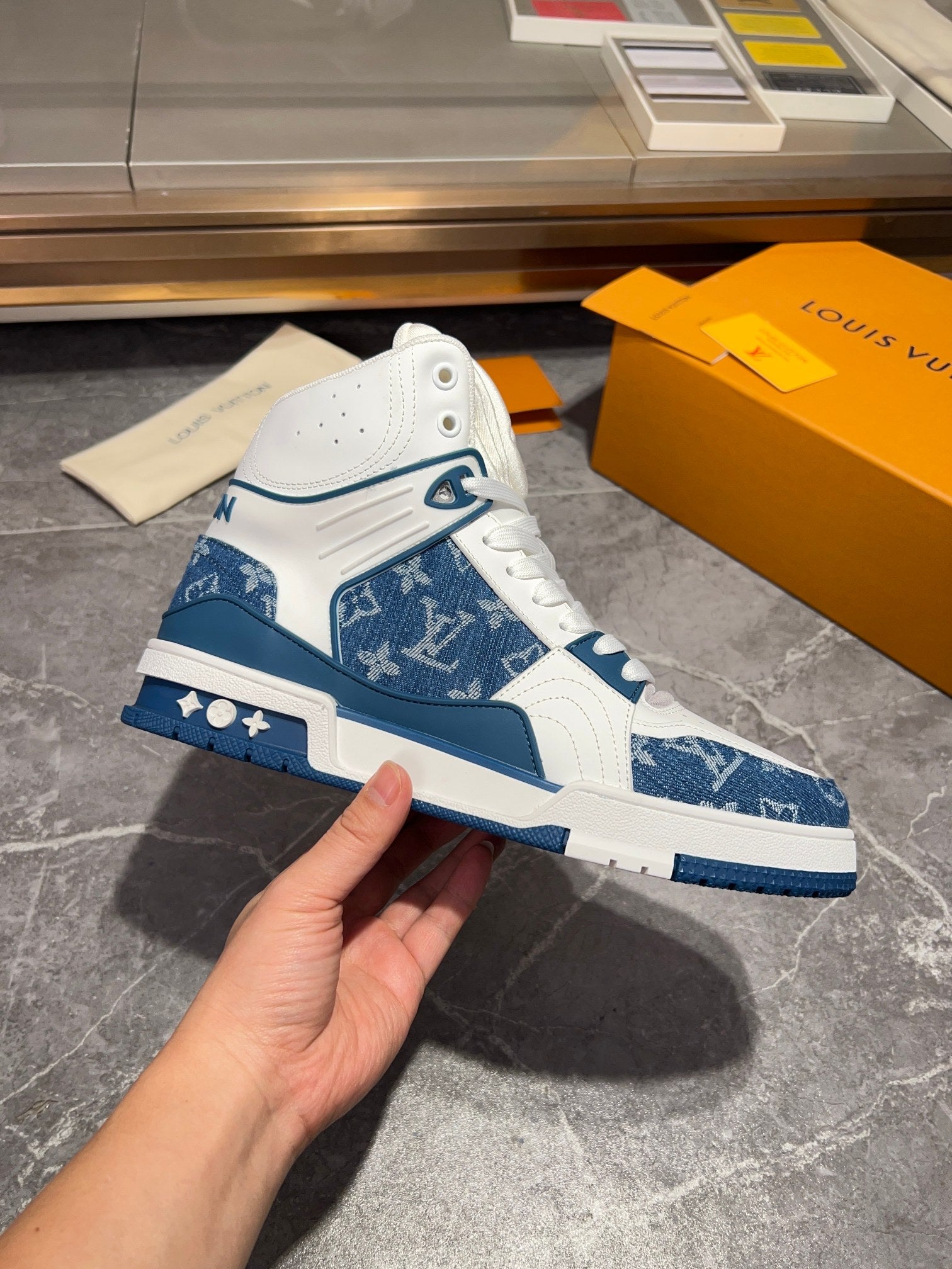 L Sneaker