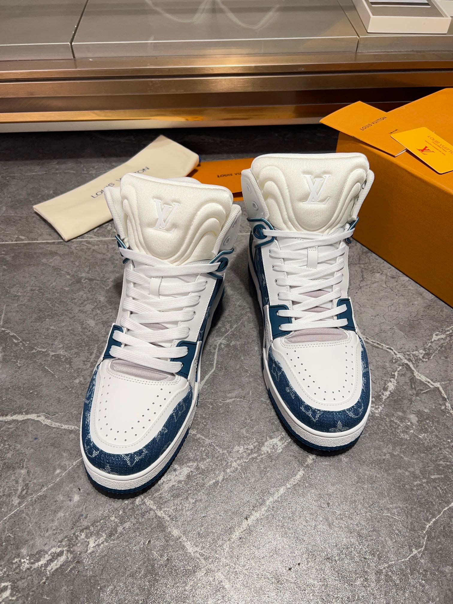 L Sneaker