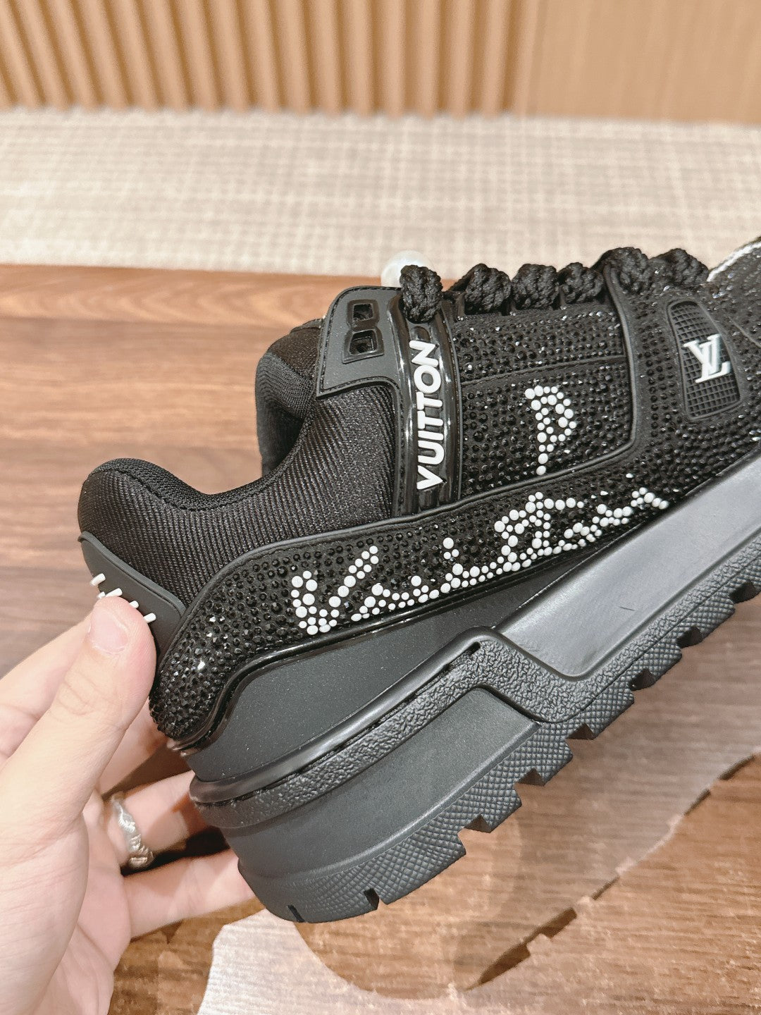 L Sneaker schwarz