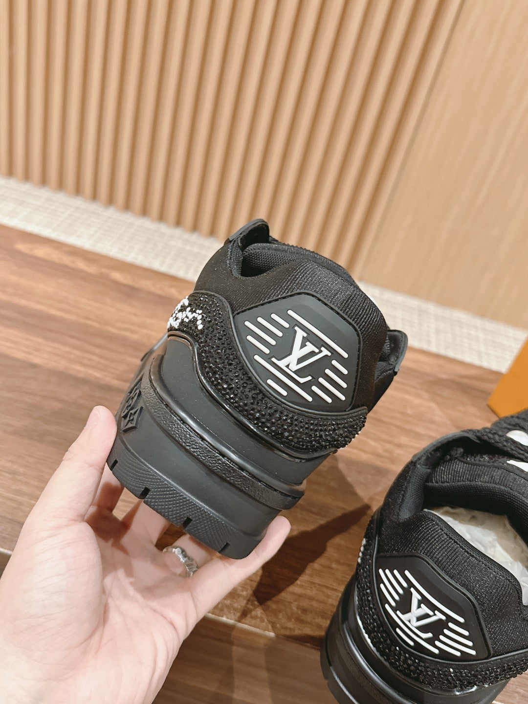 L Sneaker schwarz