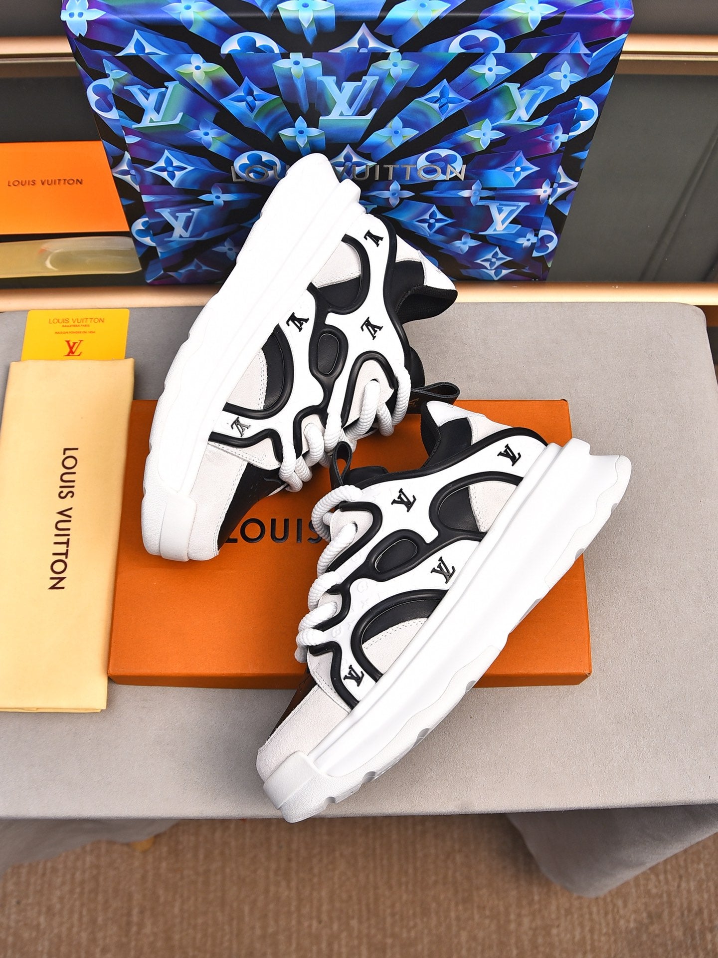 L Sneaker