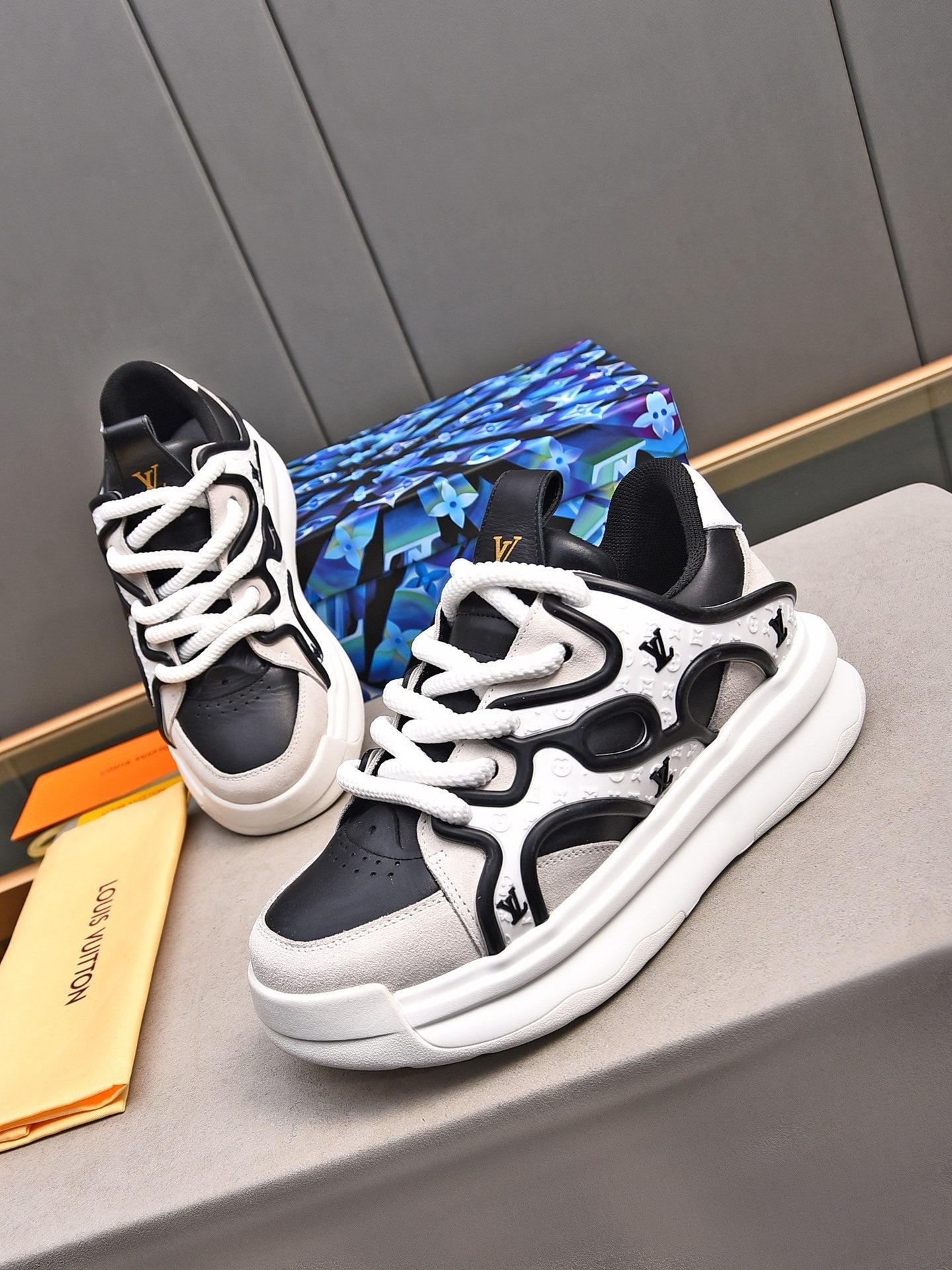 L Sneaker