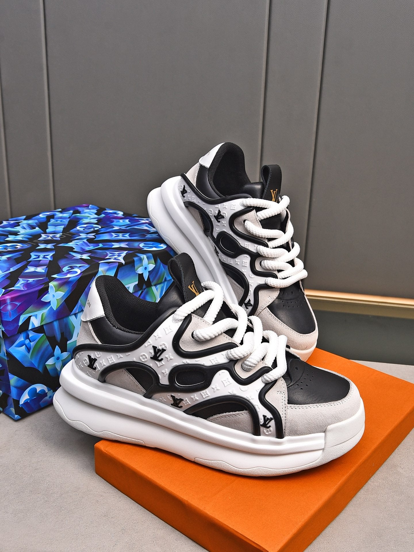 L Sneaker